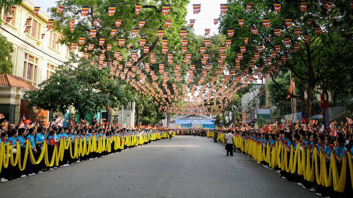 Biển người cờ hoa nghênh đón xá lợi Đức Phật về chùa Quán Sứ- Ảnh 1. Biển người cờ hoa nghênh đón xá lợi Đức Phật về chùa Quán Sứ- Ảnh 1.