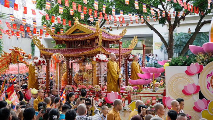 Biển người cờ hoa nghênh đón xá lợi Đức Phật về chùa Quán Sứ- Ảnh 5. Biển người cờ hoa nghênh đón xá lợi Đức Phật về chùa Quán Sứ- Ảnh 5.
