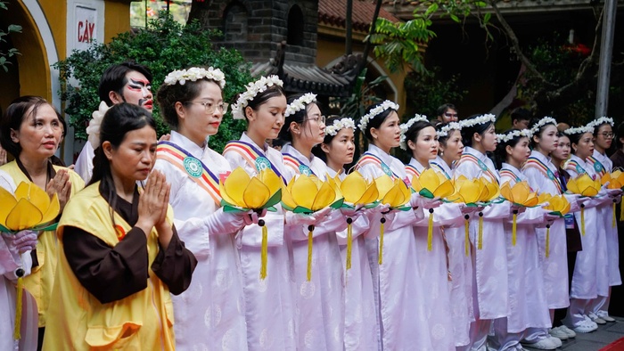 Biển người cờ hoa nghênh đón xá lợi Đức Phật về chùa Quán Sứ- Ảnh 8. Biển người cờ hoa nghênh đón xá lợi Đức Phật về chùa Quán Sứ- Ảnh 8.