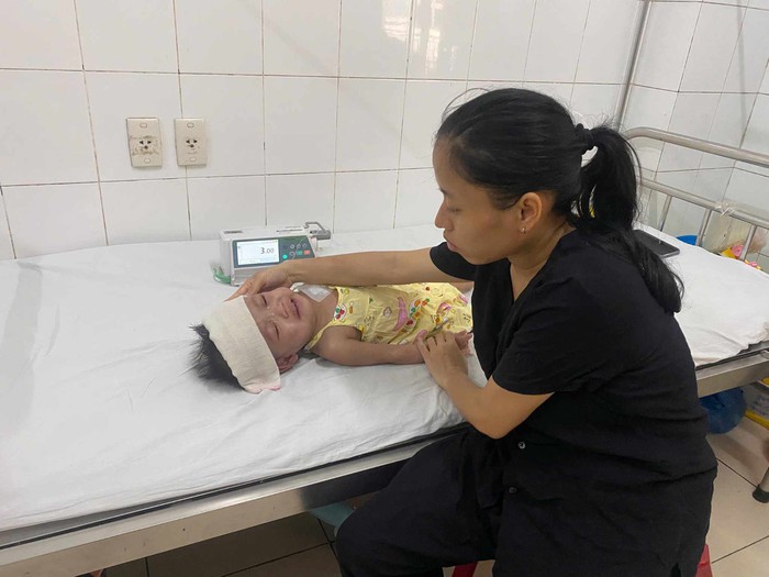 Mẹ nghèo xin sữa để cầm chừng sự sống cho con gái 3 tuổi mắc bệnh quái ác- Ảnh 5.