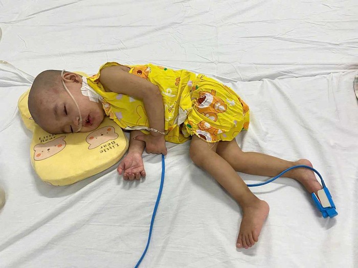 Mẹ nghèo xin sữa để cầm chừng sự sống cho con gái 3 tuổi mắc bệnh quái ác- Ảnh 4.