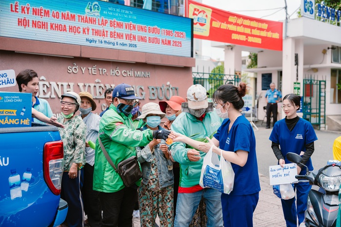 Tỏa mát yêu thương, hàng nghìn chai nước được dược sĩ Long Châu trao tay người dân
- Ảnh 1. Tỏa mát yêu thương, hàng nghìn chai nước được dược sĩ Long Châu trao tay người dân
- Ảnh 1.