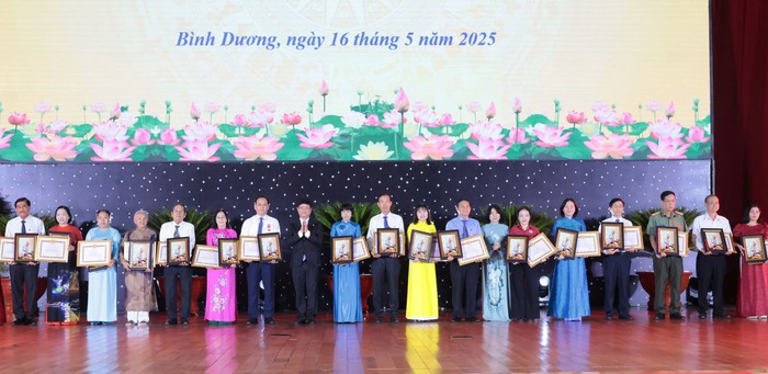 Bình Dương: Việc học tập và làm theo lời Bác đi vào chiều sâu, có sức lan tỏa mạnh mẽ- Ảnh 1. Bình Dương: Việc học tập và làm theo lời Bác đi vào chiều sâu, có sức lan tỏa mạnh mẽ- Ảnh 1.