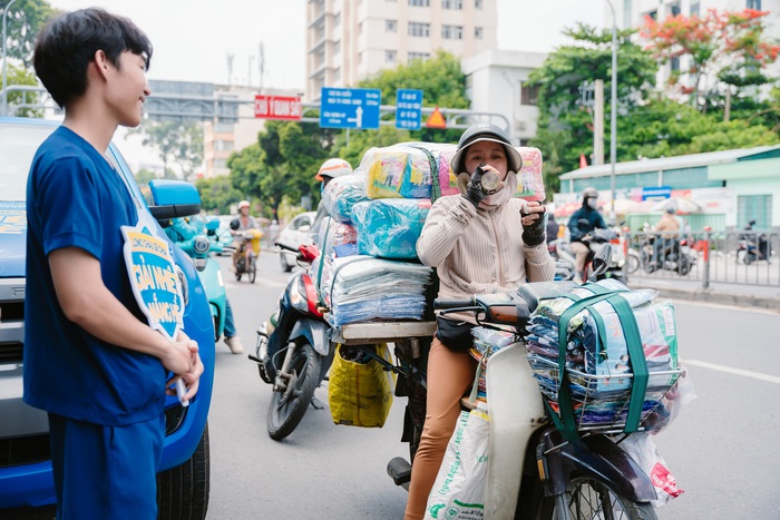 Tỏa mát yêu thương, hàng nghìn chai nước được dược sĩ Long Châu trao tay người dân
- Ảnh 3. Tỏa mát yêu thương, hàng nghìn chai nước được dược sĩ Long Châu trao tay người dân
- Ảnh 3.