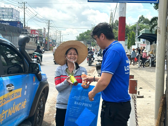 Tỏa mát yêu thương, hàng nghìn chai nước được dược sĩ Long Châu trao tay người dân
- Ảnh 2. Tỏa mát yêu thương, hàng nghìn chai nước được dược sĩ Long Châu trao tay người dân
- Ảnh 2.