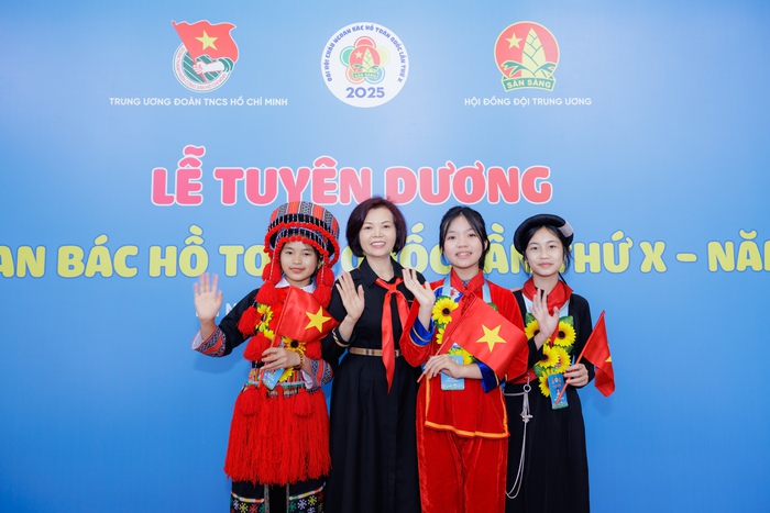 Hành trình truyền lửa đáng nhớ của 500 thiếu nhi cháu ngoan Bác Hồ- Ảnh 9. Hành trình truyền lửa đáng nhớ của 500 thiếu nhi cháu ngoan Bác Hồ- Ảnh 9.