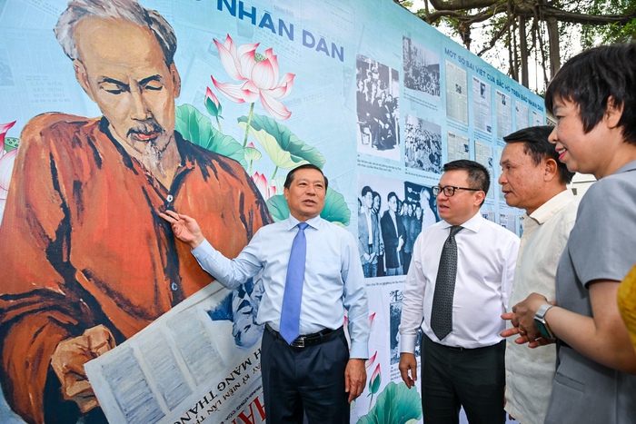 Các đại biểu tham quan triển lãm Các đại biểu tham quan triển lãm