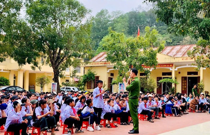 Trang bị kiến thức pháp luật và kỹ năng sống cho học sinh ở Thanh Hóa- Ảnh 1. Trang bị kiến thức pháp luật và kỹ năng sống cho học sinh ở Thanh Hóa- Ảnh 1.