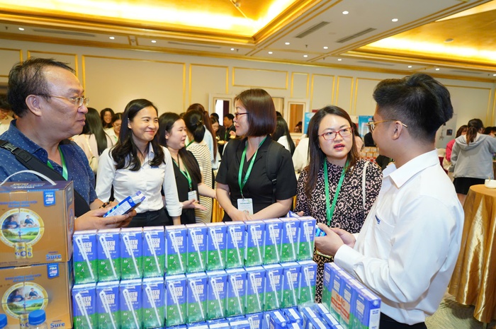 Hơn 500 cán bộ y tế tham gia hội thảo Dinh dưỡng Tiết chế 2025: Dinh dưỡng cho người bệnh ung thư- Ảnh 3. Hơn 500 cán bộ y tế tham gia hội thảo Dinh dưỡng Tiết chế 2025: Dinh dưỡng cho người bệnh ung thư- Ảnh 3.