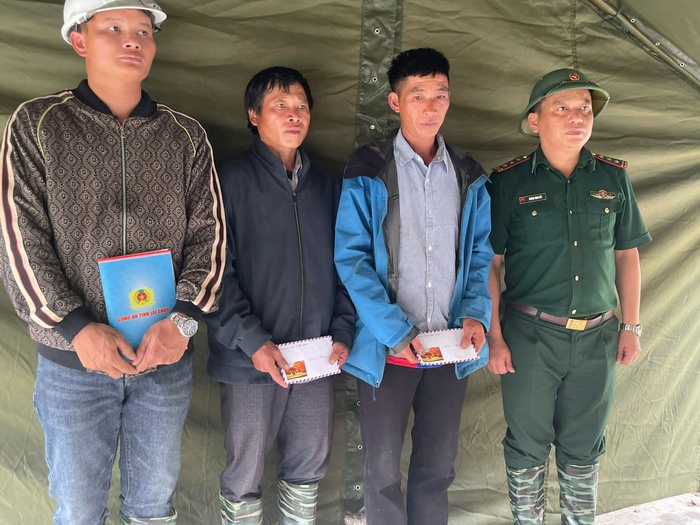 Bộ đội biên phòng trao tiền hỗ trợ cho các nạn nhân trong vụ sạt lở ở Lai Châu- Ảnh 2. Bộ đội biên phòng trao tiền hỗ trợ cho các nạn nhân trong vụ sạt lở ở Lai Châu- Ảnh 2.