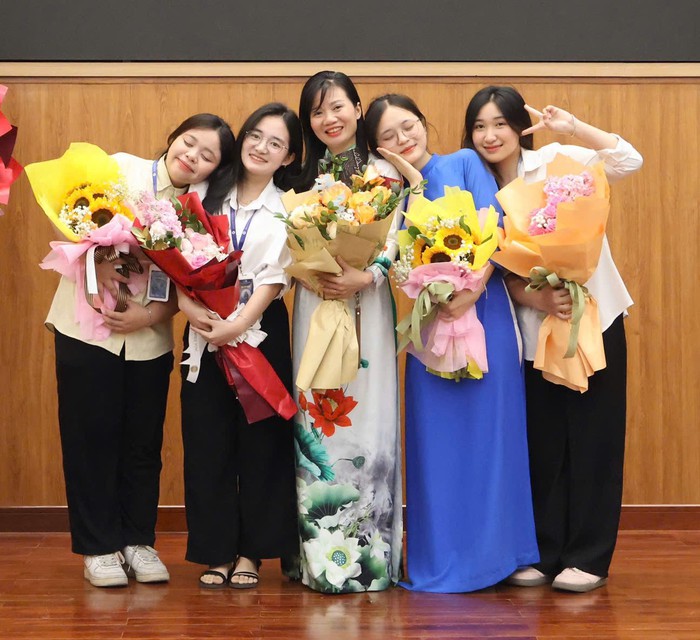 Nhóm sinh viên Sư phạm "gieo mầm" ý thức bảo vệ môi trường - Ảnh 2. Nhóm sinh viên Sư phạm "gieo mầm" ý thức bảo vệ môi trường - Ảnh 2.
