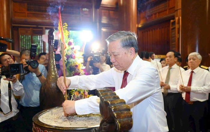 BÁC VẪN CÙNG CHÚNG CHÁU HÀNH QUÂN- Ảnh 2. BÁC VẪN CÙNG CHÚNG CHÁU HÀNH QUÂN- Ảnh 2.