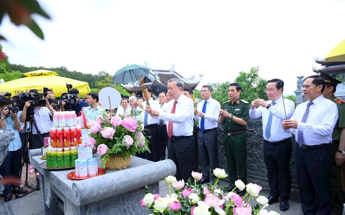 BÁC VẪN CÙNG CHÚNG CHÁU HÀNH QUÂN- Ảnh 3. BÁC VẪN CÙNG CHÚNG CHÁU HÀNH QUÂN- Ảnh 3.