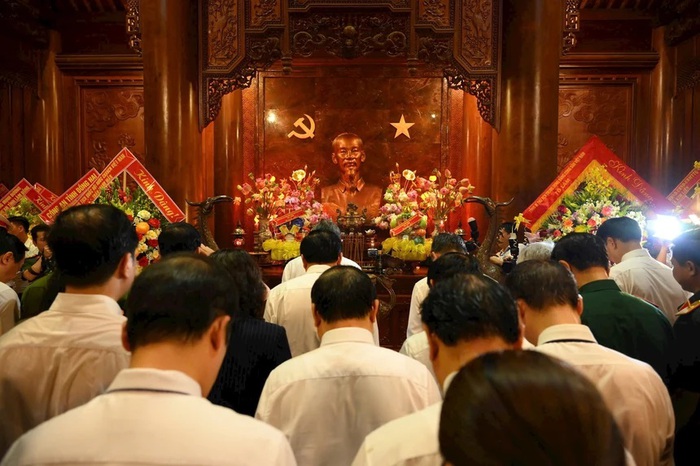 BÁC VẪN CÙNG CHÚNG CHÁU HÀNH QUÂN- Ảnh 1. BÁC VẪN CÙNG CHÚNG CHÁU HÀNH QUÂN- Ảnh 1.