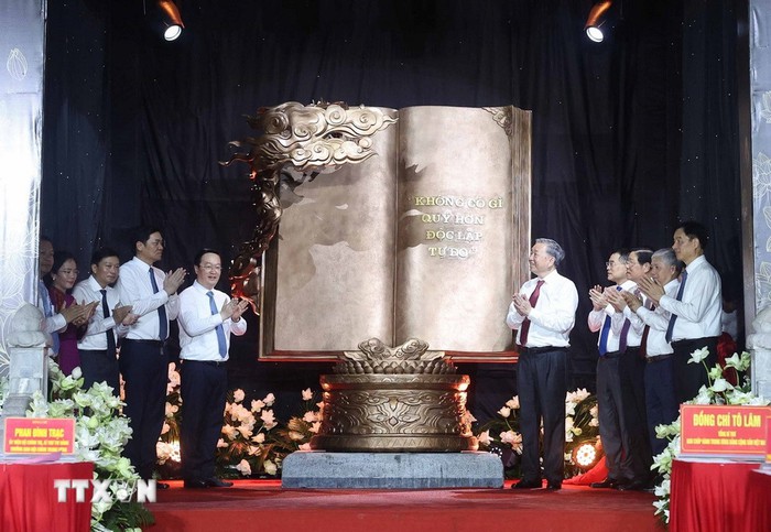 BÁC VẪN CÙNG CHÚNG CHÁU HÀNH QUÂN- Ảnh 5. BÁC VẪN CÙNG CHÚNG CHÁU HÀNH QUÂN- Ảnh 5.