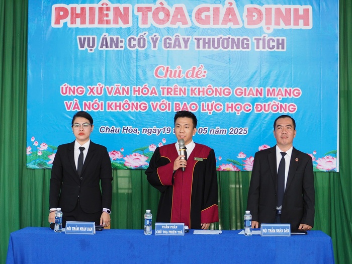 Học sinh hào hứng với Phiên tòa giả định tuyên truyền về Phòng chống bạo lực học đường- Ảnh 1. Học sinh hào hứng với Phiên tòa giả định tuyên truyền về Phòng chống bạo lực học đường- Ảnh 1.