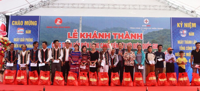 Điện lưới quốc gia xóa tan "đêm đen" tại làng đồng bào dân tộc thiểu số- Ảnh 1. Điện lưới quốc gia xóa tan "đêm đen" tại làng đồng bào dân tộc thiểu số- Ảnh 1.