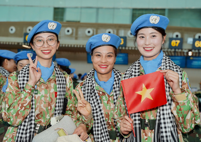 TPHCM: Tiễn đoàn diễu binh đầu tiên hoàn thành nhiệm vụ Lễ kỷ niệm 50 năm Ngày Thống nhất đất nước- Ảnh 8. TPHCM: Tiễn đoàn diễu binh đầu tiên hoàn thành nhiệm vụ Lễ kỷ niệm 50 năm Ngày Thống nhất đất nước- Ảnh 8.