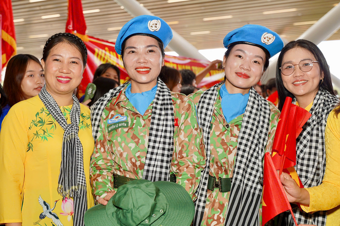 TPHCM: Tiễn đoàn diễu binh đầu tiên hoàn thành nhiệm vụ Lễ kỷ niệm 50 năm Ngày Thống nhất đất nước- Ảnh 7. TPHCM: Tiễn đoàn diễu binh đầu tiên hoàn thành nhiệm vụ Lễ kỷ niệm 50 năm Ngày Thống nhất đất nước- Ảnh 7.