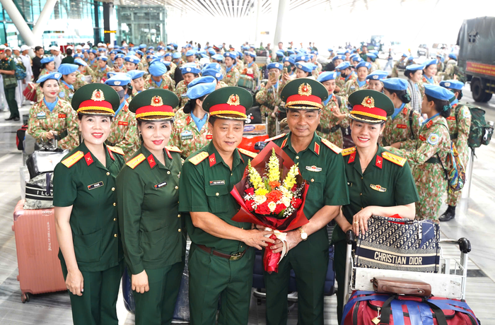 TPHCM: Tiễn đoàn diễu binh đầu tiên hoàn thành nhiệm vụ Lễ kỷ niệm 50 năm Ngày Thống nhất đất nước- Ảnh 1. TPHCM: Tiễn đoàn diễu binh đầu tiên hoàn thành nhiệm vụ Lễ kỷ niệm 50 năm Ngày Thống nhất đất nước- Ảnh 1.