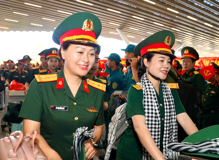 TPHCM: Tiễn đoàn diễu binh đầu tiên hoàn thành nhiệm vụ Lễ kỷ niệm 50 năm Ngày Thống nhất đất nước- Ảnh 6. TPHCM: Tiễn đoàn diễu binh đầu tiên hoàn thành nhiệm vụ Lễ kỷ niệm 50 năm Ngày Thống nhất đất nước- Ảnh 6.
