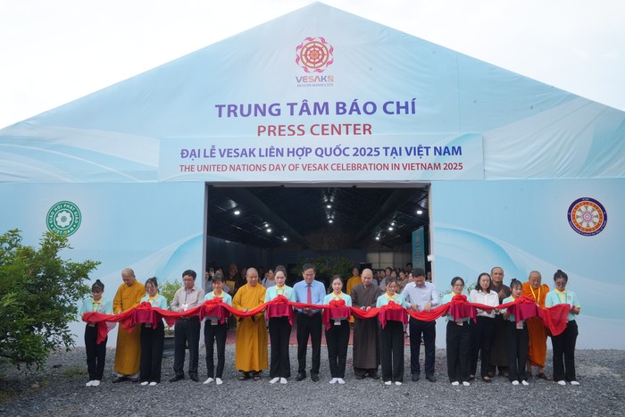 Cũng trong chiều ngày 2/5 tại Học viện Phật giáo Việt Nam TPHCM cũng đã khánh thành Trung tâm Báo chí, nơi dành cho báo, đài trong nước và quốc tế tác nghiệp những ngày diễn ra sự kiện Cũng trong chiều ngày 2/5 tại Học viện Phật giáo Việt Nam TPHCM cũng đã khánh thành Trung tâm Báo chí, nơi dành cho báo, đài trong nước và quốc tế tác nghiệp những ngày diễn ra sự kiện