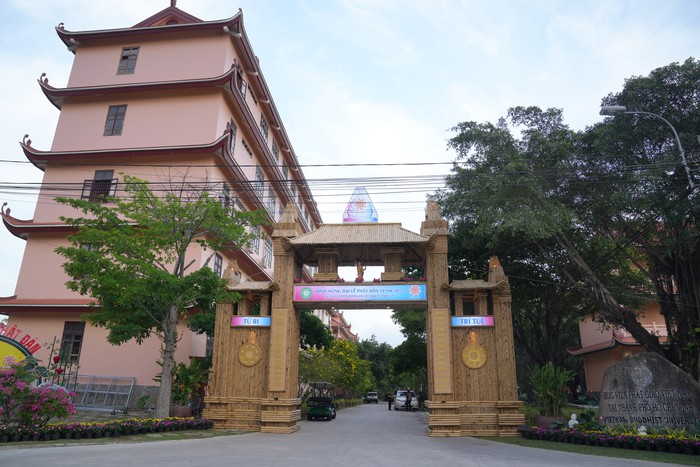 Một khu vực bên trong khuông viên rộng lớn của Học viện Phật giáo Việt Nam TPHCM, nơi diễn ra Đại lễ Vesak Liên hợp quốc 2025 Một khu vực bên trong khuông viên rộng lớn của Học viện Phật giáo Việt Nam TPHCM, nơi diễn ra Đại lễ Vesak Liên hợp quốc 2025