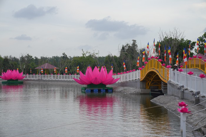 Công viên Láng Le sát cạnh Học viện Phật giáo Việt Nam - TPHCM đã được trang trí sẵn sàng cho sự kiện trọng đại Công viên Láng Le sát cạnh Học viện Phật giáo Việt Nam - TPHCM đã được trang trí sẵn sàng cho sự kiện trọng đại