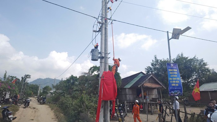 Điện lưới quốc gia xóa tan "đêm đen" tại làng đồng bào dân tộc thiểu số- Ảnh 2. Điện lưới quốc gia xóa tan "đêm đen" tại làng đồng bào dân tộc thiểu số- Ảnh 2.