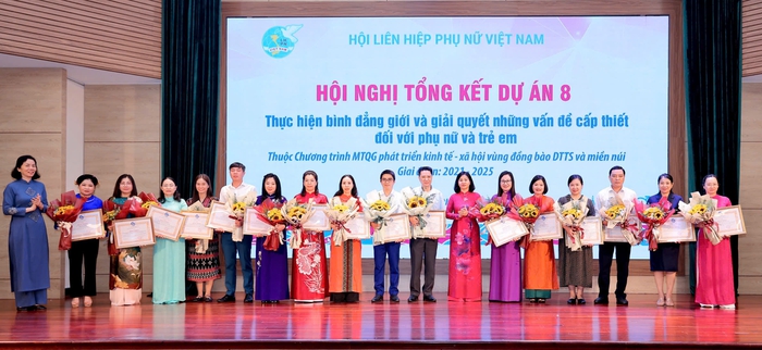 Biểu dương 30 tập thể, cá nhân tiêu biểu trong triển khai Dự án 8 "bình đẳng giới và giải quyết những vấn đề cấp thiết đối với phụ nữ và trẻ em"- Ảnh 1. Biểu dương 30 tập thể, cá nhân tiêu biểu trong triển khai Dự án 8 "bình đẳng giới và giải quyết những vấn đề cấp thiết đối với phụ nữ và trẻ em"- Ảnh 1.