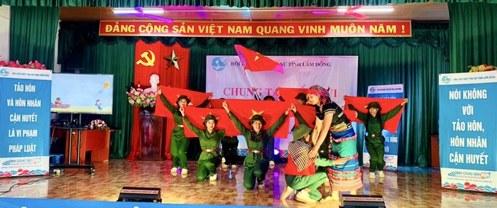 Hội LHPN Lâm Đồng truyền thông phòng chống tảo hôn và hôn nhân cận huyết ở các thôn đặc biệt khó khăn- Ảnh 2. Hội LHPN Lâm Đồng truyền thông phòng chống tảo hôn và hôn nhân cận huyết ở các thôn đặc biệt khó khăn- Ảnh 2.