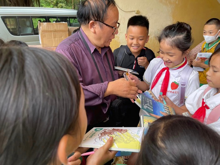 Nhà thơ Trần Đăng Khoa ký tặng sách cho học sinh trường Tiểu học Phương Giao, huyện Võ Nhai, tỉnh Thái Nguyên Nhà thơ Trần Đăng Khoa ký tặng sách cho học sinh trường Tiểu học Phương Giao, huyện Võ Nhai, tỉnh Thái Nguyên