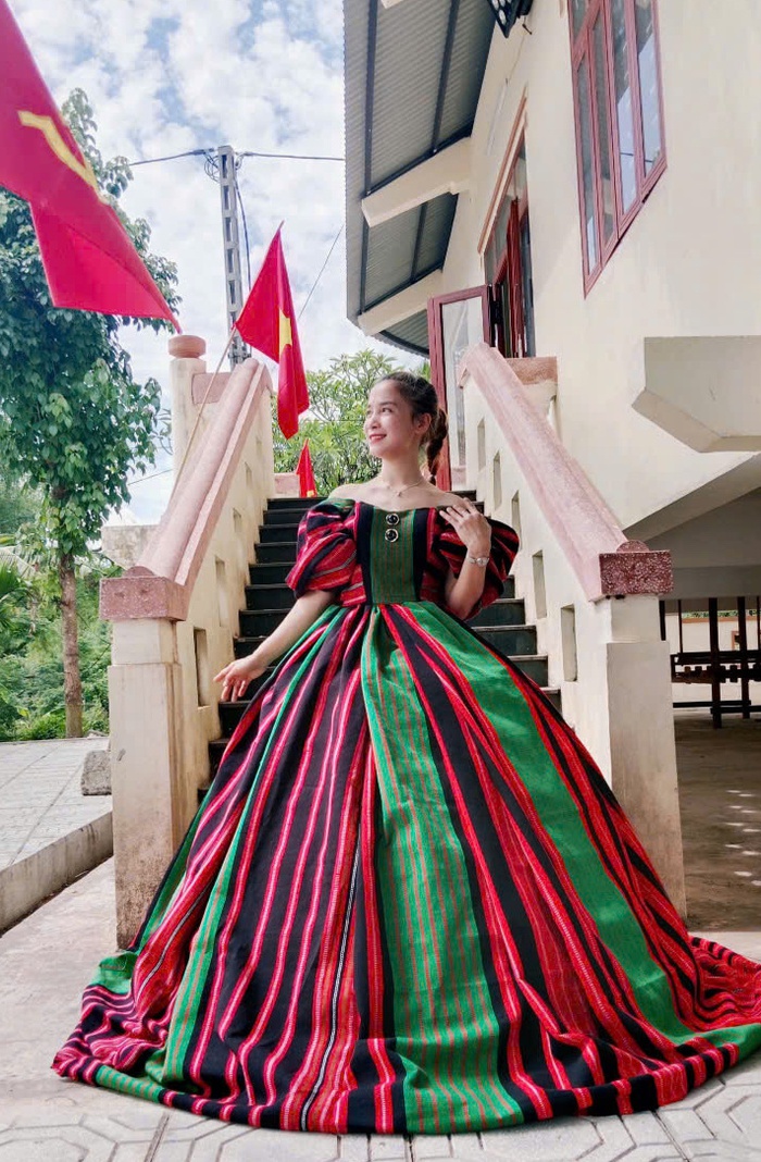 Tổ hợp tác dệt thổ cẩm xã biên giới A Bung: Khởi sắc nhờ tận dụng công nghệ thông tin - Ảnh 2. Tổ hợp tác dệt thổ cẩm xã biên giới A Bung: Khởi sắc nhờ tận dụng công nghệ thông tin - Ảnh 2.