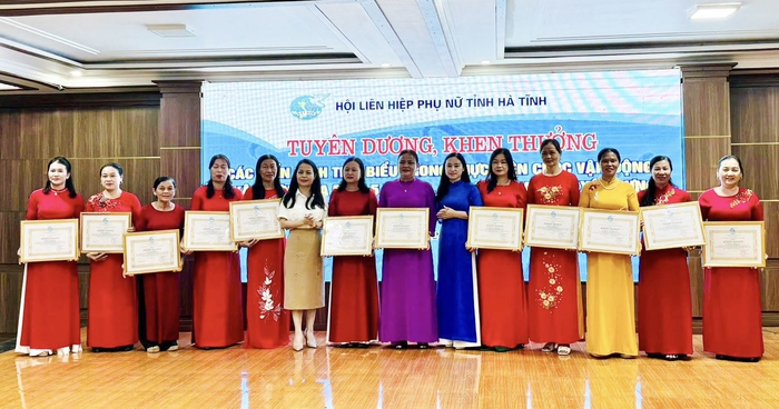 Hà Tĩnh: Khen thưởng 36 tập thể, 24 cá nhân tiêu biểu "xây dựng gia đình 5 không, 3 sạch"- Ảnh 2. Hà Tĩnh: Khen thưởng 36 tập thể, 24 cá nhân tiêu biểu "xây dựng gia đình 5 không, 3 sạch"- Ảnh 2.