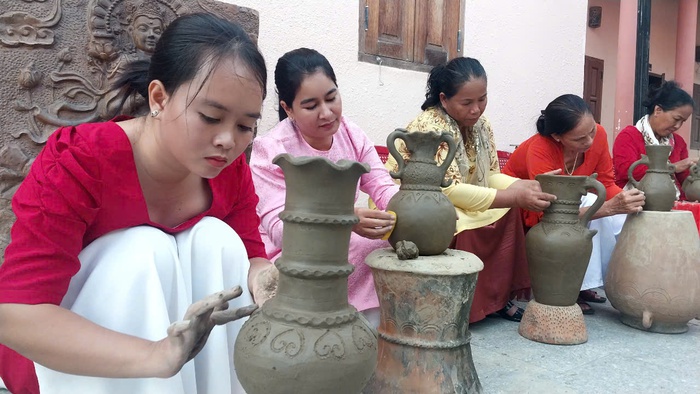 Phụ nữ Chăm giữ gìn nghề làm gốm không cần bàn xoay- Ảnh 1.