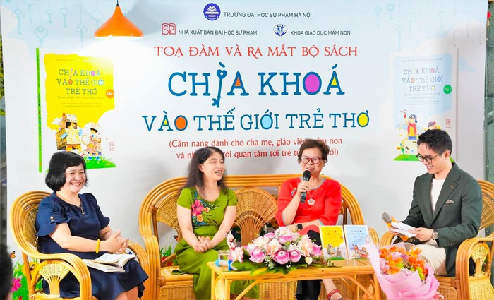 Nhà báo Phạm Hồng Tuyến (người thứ ba từ trái sang" chia sẻ tại tọa đàm