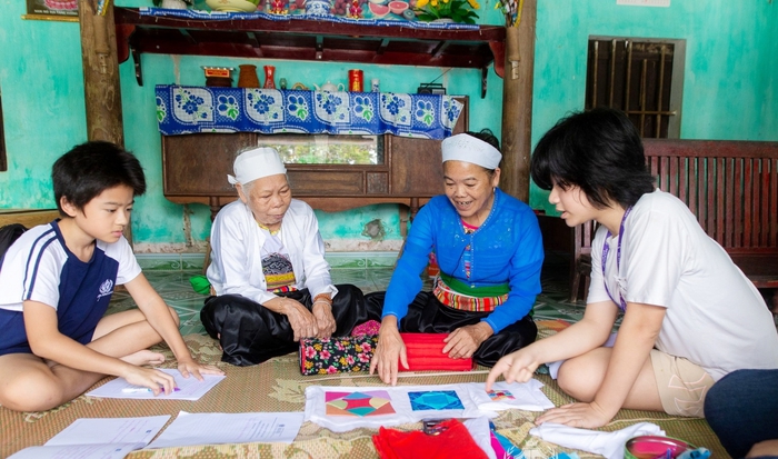 Phụ nữ Mường xã Tiến Xuân hướng dẫn các em nhỏ kỹ thuật làm gối mặt huyệt Phụ nữ Mường xã Tiến Xuân hướng dẫn các em nhỏ kỹ thuật làm gối mặt huyệt