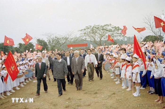 Đồng chí Trần Đức Lương - Nhà lãnh đạo có nhiều đóng góp quan trọng cho sự nghiệp đổi mới, phát triển đất nước và bảo vệ Tổ quốc- Ảnh 8. Đồng chí Trần Đức Lương - Nhà lãnh đạo có nhiều đóng góp quan trọng cho sự nghiệp đổi mới, phát triển đất nước và bảo vệ Tổ quốc- Ảnh 8.