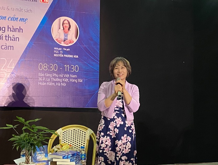 PGS.TS Nguyễn Phương Hoa chia sẻ tại buổi giao lưu PGS.TS Nguyễn Phương Hoa chia sẻ tại buổi giao lưu