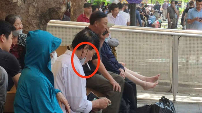 Hút thuốc lá nơi công cộng: Cần có lực lượng chuyên trách xử lý- Ảnh 1. Hút thuốc lá nơi công cộng: Cần có lực lượng chuyên trách xử lý- Ảnh 1.