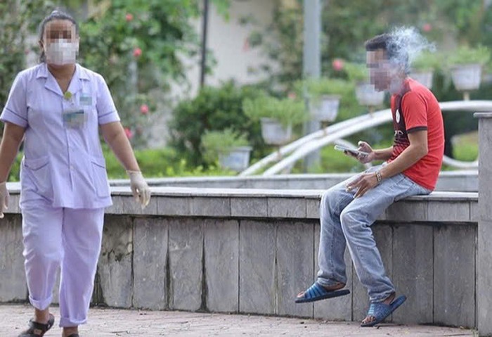 Hút thuốc lá nơi công cộng: Cần có lực lượng chuyên trách xử lý- Ảnh 2. Hút thuốc lá nơi công cộng: Cần có lực lượng chuyên trách xử lý- Ảnh 2.