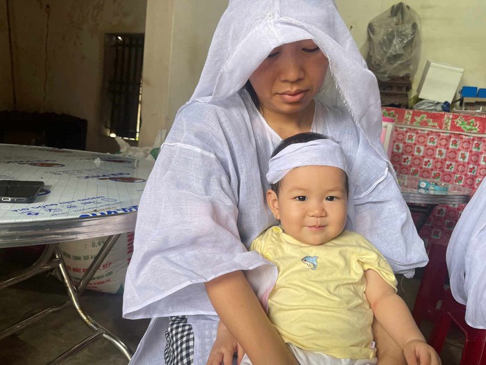 Xót xa cảnh con gái 10 tháng tuổi trong đám tang của người cha vừa qua đời đột ngột- Ảnh 4.