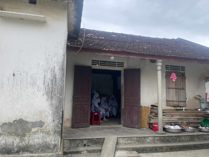 Xót xa cảnh con gái 10 tháng tuổi trong đám tang của người cha vừa qua đời đột ngột- Ảnh 5.