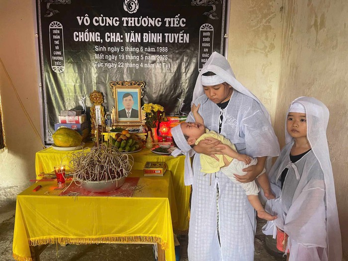 Xót xa cảnh con gái 10 tháng tuổi trong đám tang của người cha vừa qua đời đột ngột- Ảnh 1.