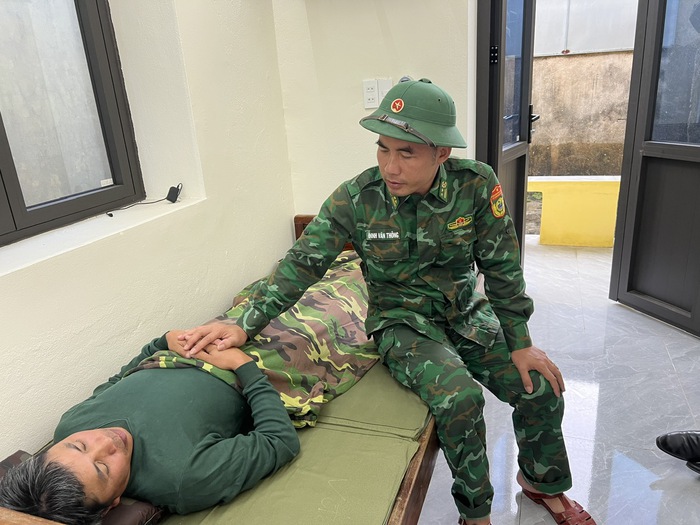 Bộ đội biên phòng cứu nạn thành công 11 thuyền viên bị chìm tàu trên vùng biển Hà Tĩnh- Ảnh 1.