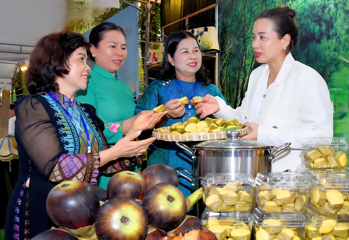 30 gian hàng "Dấu ấn Làng nghề Mê Kông" kết nối giao thương cho các nữ doanh nhân - Ảnh 1. 30 gian hàng "Dấu ấn Làng nghề Mê Kông" kết nối giao thương cho các nữ doanh nhân - Ảnh 1.