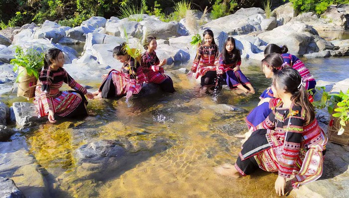 Xu hướng khôi phục nghề truyền thống kết hợp với du lịch cộng đồng đang được những người phụ nữ Ba Na xã Canh Thuận, huyện Vân Canh (Bình Định) áp dụng và phát huy hiệu quả Xu hướng khôi phục nghề truyền thống kết hợp với du lịch cộng đồng đang được những người phụ nữ Ba Na xã Canh Thuận, huyện Vân Canh (Bình Định) áp dụng và phát huy hiệu quả