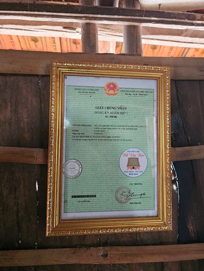 Tiếp theo là một “cú hích” quan trọng khi UBND tỉnh Bình Định cho phép người dân nơi đây được sử dụng tên địa phương “Hà Văn Trên” để đăng ký nhãn hiệu tập thể “Vải thổ cẩm Hà Văn Trên” và và giao quyền sở hữu thương hiệu cho Hội Liên hiệp Phụ nữ xã Canh Thuận Tiếp theo là một “cú hích” quan trọng khi UBND tỉnh Bình Định cho phép người dân nơi đây được sử dụng tên địa phương “Hà Văn Trên” để đăng ký nhãn hiệu tập thể “Vải thổ cẩm Hà Văn Trên” và và giao quyền sở hữu thương hiệu cho Hội Liên hiệp Phụ nữ xã Canh Thuận