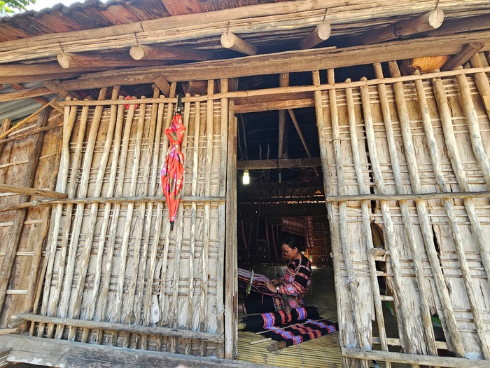 Những người phụ nữ Ba Na mang lại sức sống cho thổ cẩm truyền thống- Ảnh 4. Những người phụ nữ Ba Na mang lại sức sống cho thổ cẩm truyền thống- Ảnh 4.