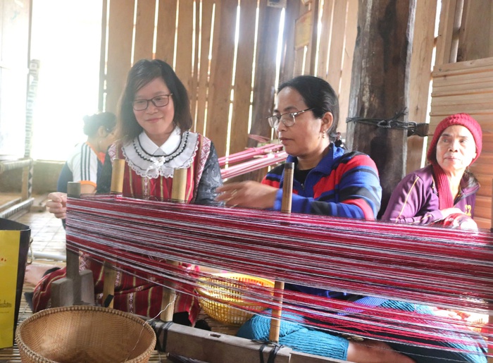 Vừa sản xuất, vừa truyền dạy được diễn ra thường xuyên góp phần tạo nên sự hồi sinh mạnh mẽ cho nghề thổ cẩm ở địa phương Vừa sản xuất, vừa truyền dạy được diễn ra thường xuyên góp phần tạo nên sự hồi sinh mạnh mẽ cho nghề thổ cẩm ở địa phương